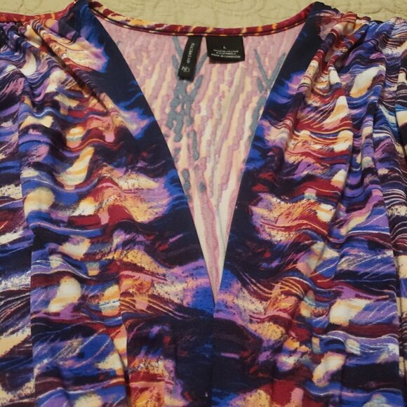 New Directions Bright/Bold Print top - V-neck - Picture 4 of 6